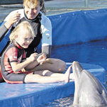 Kleine Marie im großen Glück bei der Delfintherapie